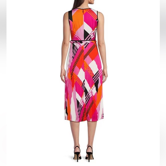 KARL LAGERFELD PARIS
Printed V-Neck Sleeveless Dress - Picture 4 of 11